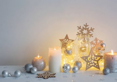 Arka plan beyaz duvar mumlar ile Noel dekorasyon