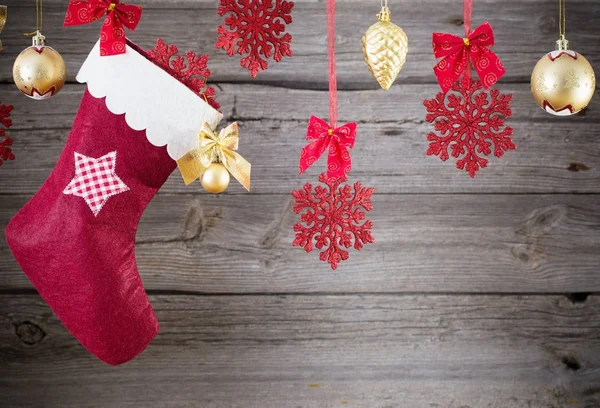 Weihnachtsstrumpf hängt vor hölzernem Hintergrund — Stockfoto