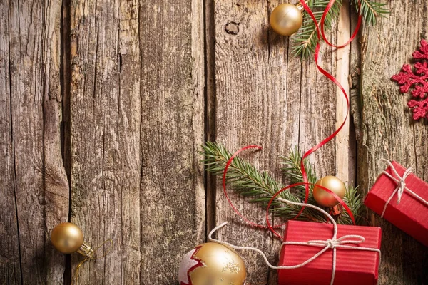 Ahşap arka plan üzerinde kırmızı ve altın christmas dekorasyon
