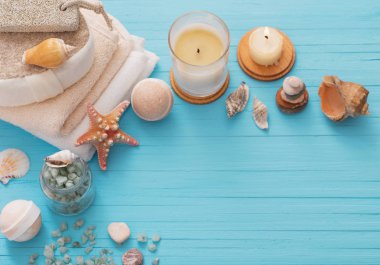 Spa kavramı mavi ahşap zemin üzerine mumlar ile