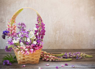 Natürmort yaz çiçek sepeti ile