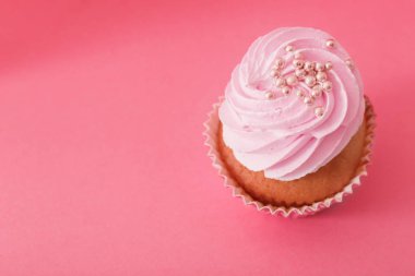 pembe bir arka plan üzerinde cupcake