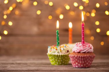 cupcakes karanlık eski ahşap arka plan üzerinde