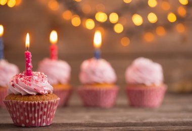 cupcakes karanlık eski ahşap arka plan üzerinde