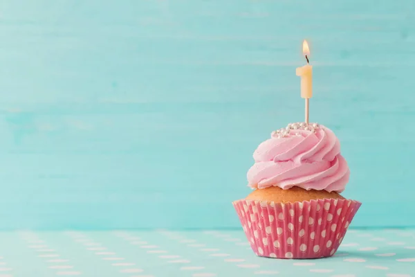 День рождения caucpcake на голубом деревянном фоне — стоковое фото