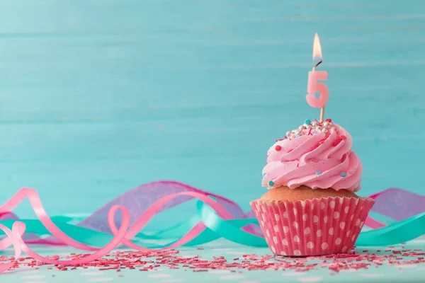 Gâteau d'anniversaire sur fond bleu en bois — Photo