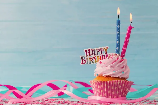 Bolo de aniversário em fundo de madeira azul — Fotografia de Stock