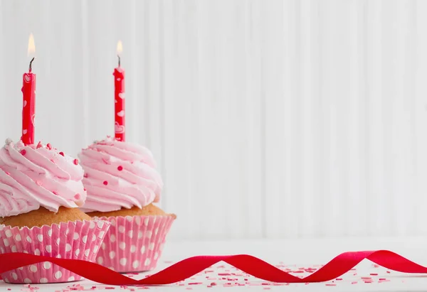 Cupcake rosa sobre fondo de madera blanco — Foto de Stock