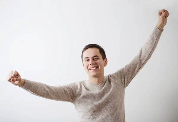Mutlu genç adam arka plan beyaz duvar — Stok fotoğraf