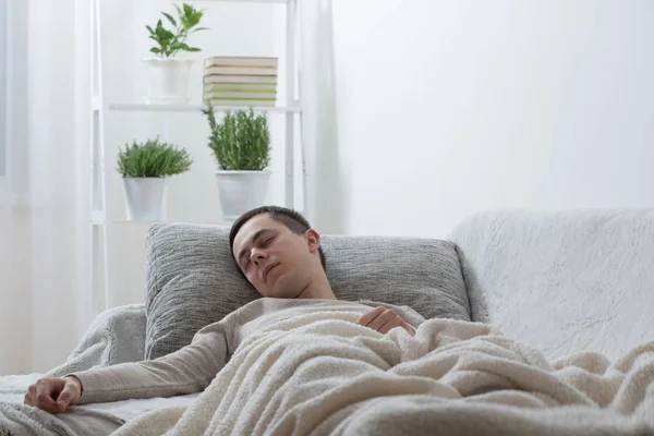 Mannen op de sofa thuis slapen — Stockfoto