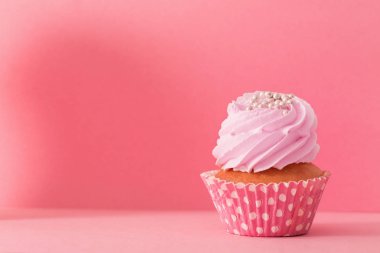 pembe bir arka plan üzerinde cupcake