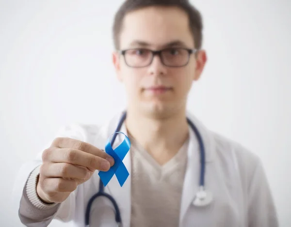 Mannelijke arts in witte jas met hemelsblauw prostaatkanker awarenes — Stockfoto