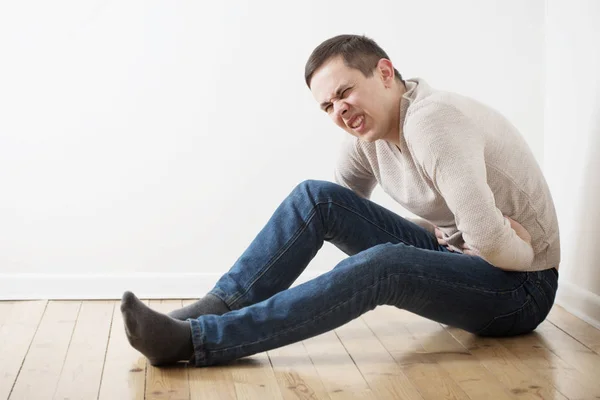 Un hombre con el estómago enfermo — Foto de Stock