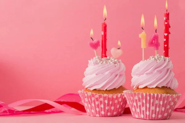 Cupcake se svíčkou na růžovém pozadí — Stock fotografie