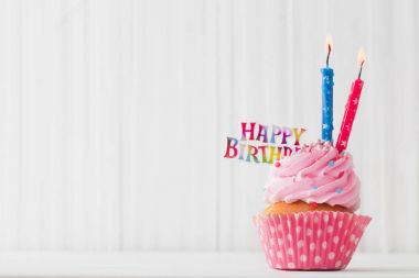 Beyaz ahşap zemin üzerinde pembe topkek