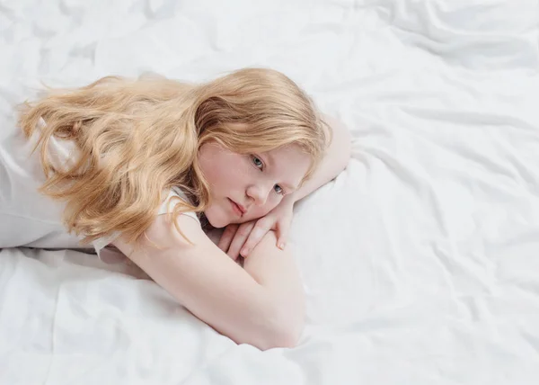 Tonåring flicka på säng — Stockfoto