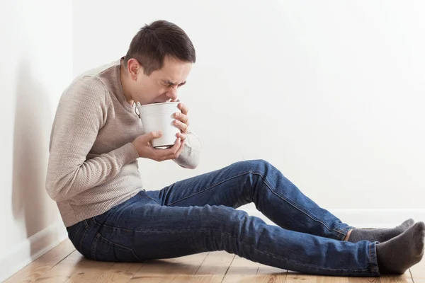 Een man met misselijkheid op verdieping — Stockfoto