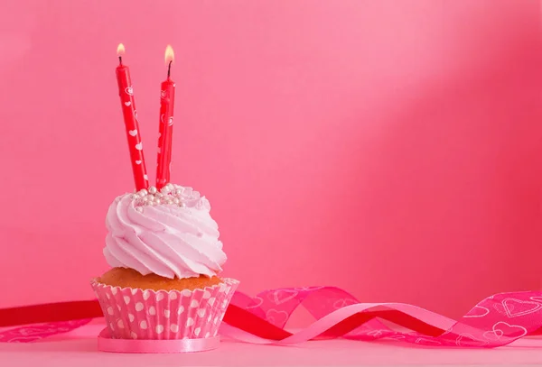 Cupcake mit Kerze auf rosa Hintergrund — Stockfoto
