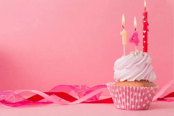 Cupcake avec bougie sur fond rose — Photo