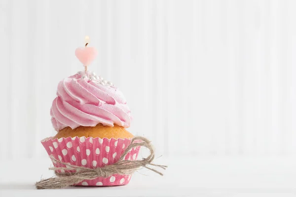 Cupcake rosa sobre fondo de madera blanco — Foto de Stock