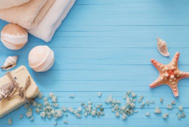 Spa kavramı mavi ahşap zemin üzerine mumlar ile