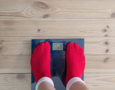 kat ölçeklerde çoraplı kadın ayakları