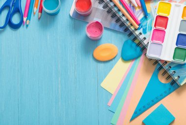 Okul malzemeleri mavi ahşap zemin üzerine topluluğu