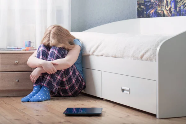 Trauriges Teenager-Mädchen mit Schuppen auf dem Boden — Stockfoto