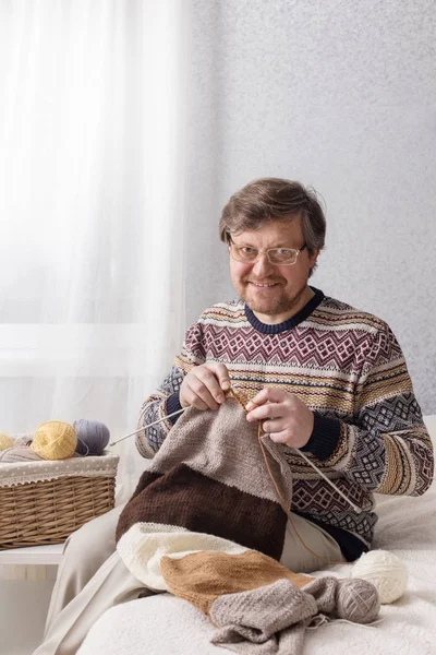 The man knits at home — Stock Photo, Image