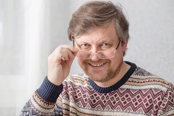 Porträtt av män med skägg i glasen — Stockfoto