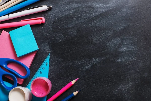 Papelería escolar en pizarra de fondo — Foto de Stock