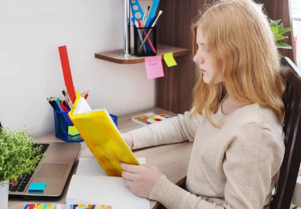 Mädchen Teenager Hausaufgaben machen — Stockfoto