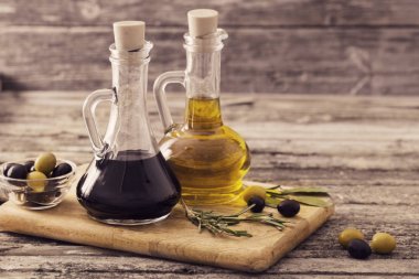 Zeytinyağı ve ahşap arka plan üzerinde balsamik sirke