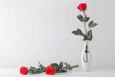 Vazoda bir buket kırmızı gül