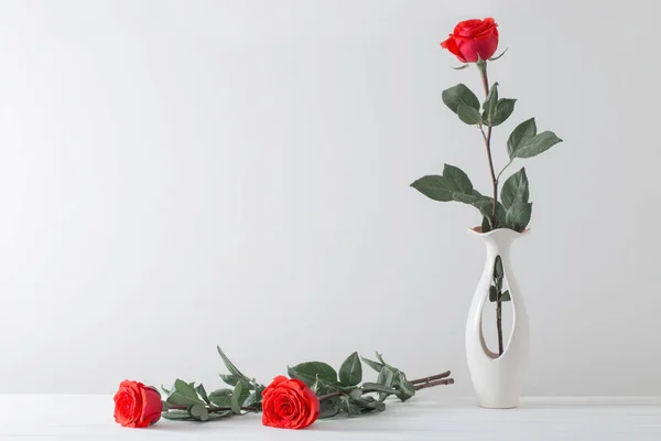 Ramo de rosas rojas en jarrón — Foto de Stock