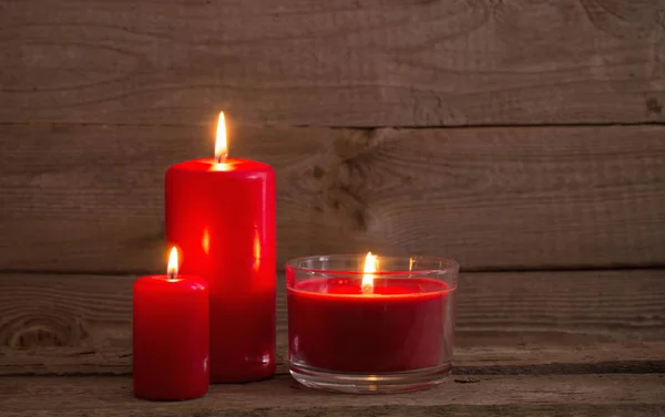 Candele rosse su sfondo di legno scuro — Foto Stock