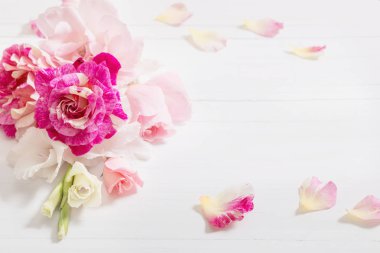 ahşap arka plan üzerinde gözleme koni çiçeklenir