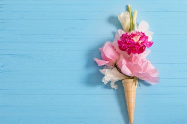 ahşap arka plan üzerinde gözleme koni çiçeklenir