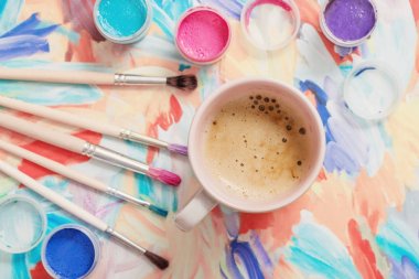 Boyalar, fırçalar ve kağıt üzerinde kahve