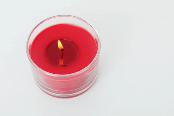 Червона свічка на білому тлі — стокове фото