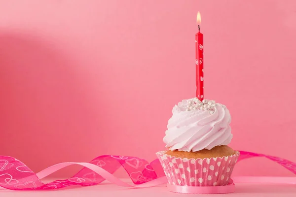粉红背景上有蜡烛的蛋糕 — 图库照片