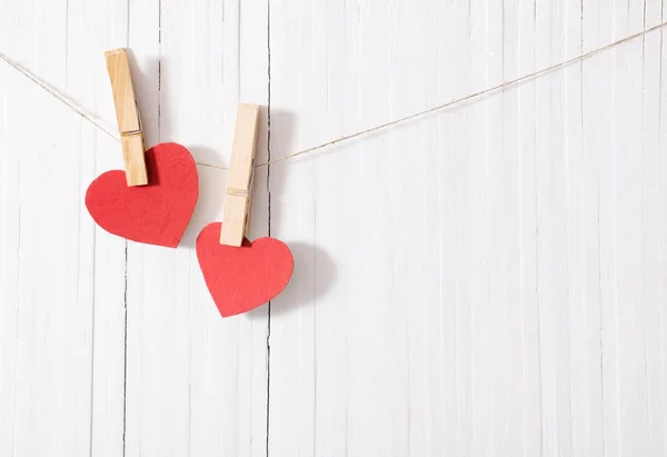 Czerwony papier serce na drewnianym tle — Zdjęcie stockowe