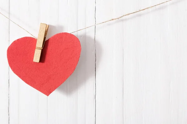 Corazón de papel rojo sobre fondo de madera — Foto de Stock