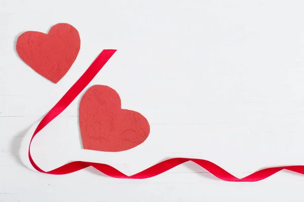 Красная бумага сердце на белом деревянном фоне — стоковое фото
