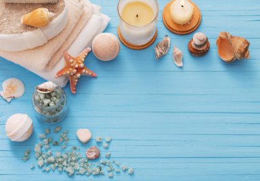 Spa kavramı mavi ahşap zemin üzerine mumlar ile