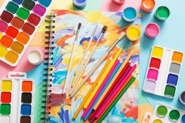 Boyalar, kalem ve kağıt üzerinde fırçalar