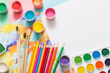 Boyalar, kalem ve kağıt üzerinde fırçalar