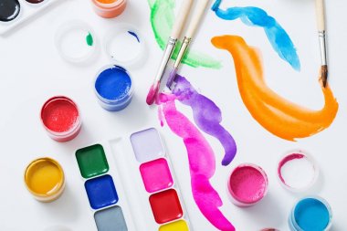 boyalar ve kağıt üzerinde fırçalar