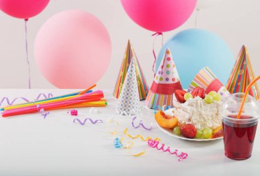 Kek ve renkli balon ile doğum günü kutlaması