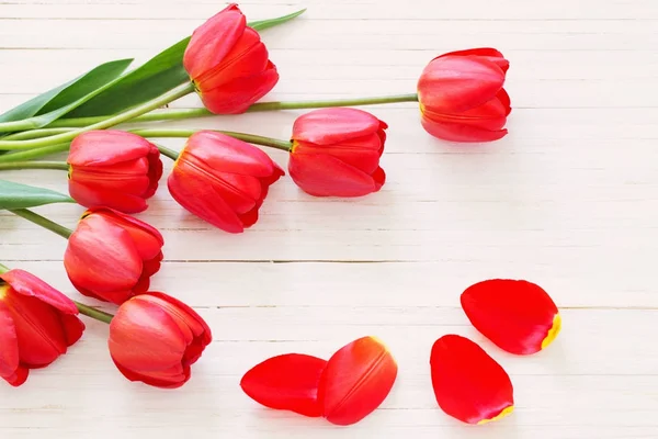 Hermosos Tulipanes Sobre Fondo Madera —  Fotos de Stock